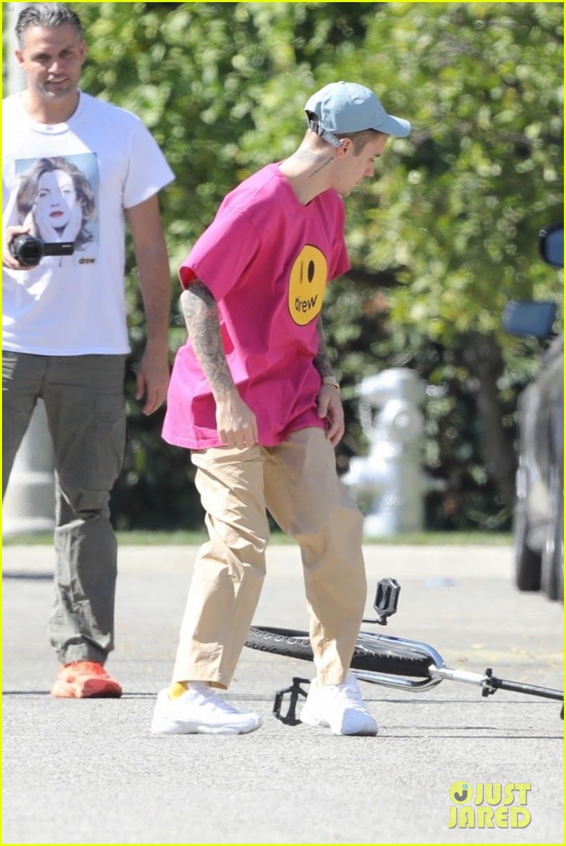 Full Sized Photo of justin bieber falls off unicycle while learning how ...