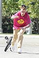 justin bieber falls off unicycle while learning how to ride 01