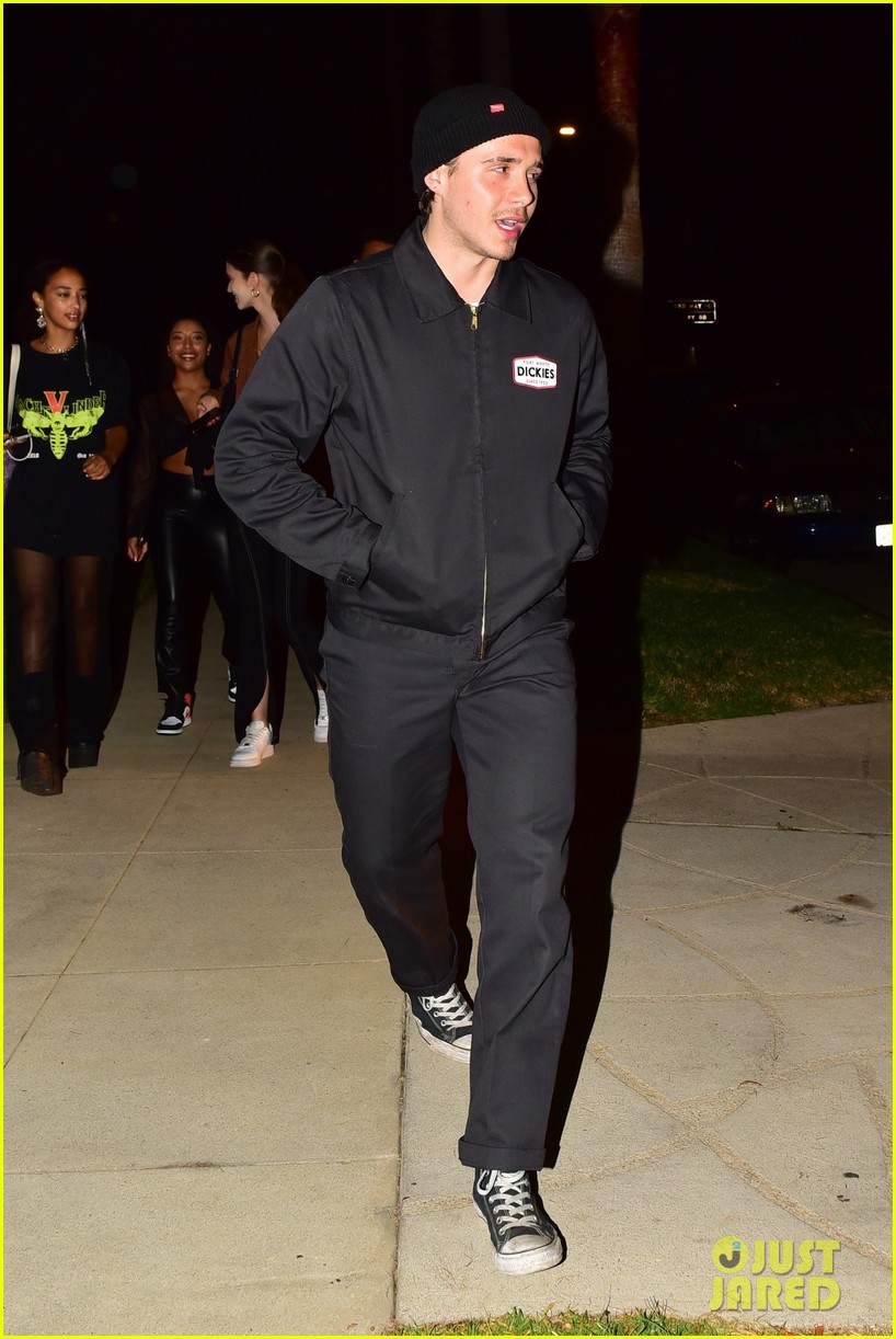 justin hailey bieber hold hands at birthday party 04