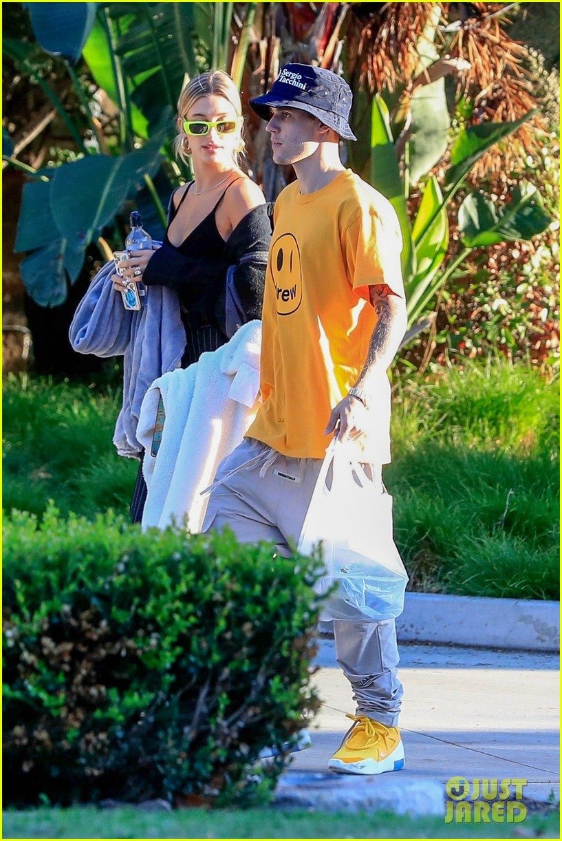 Full Sized Photo Of Justin Bieber Hailey Bieber Picnic 38 | The Biebers ...