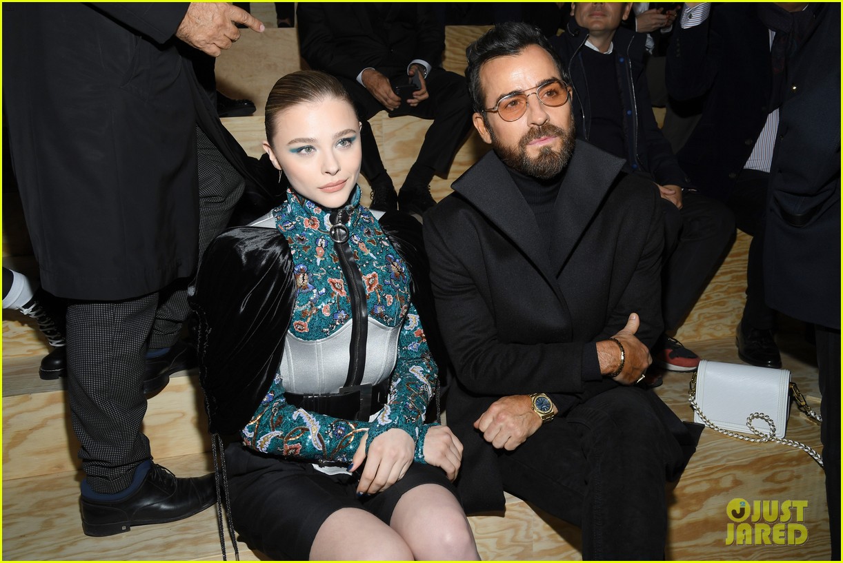 chloe moretz emma chamberlain lv fashion show paris 01