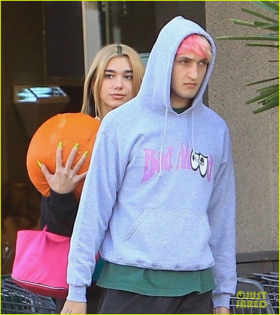 dua lipa anwar hadid stock up for halloween 02