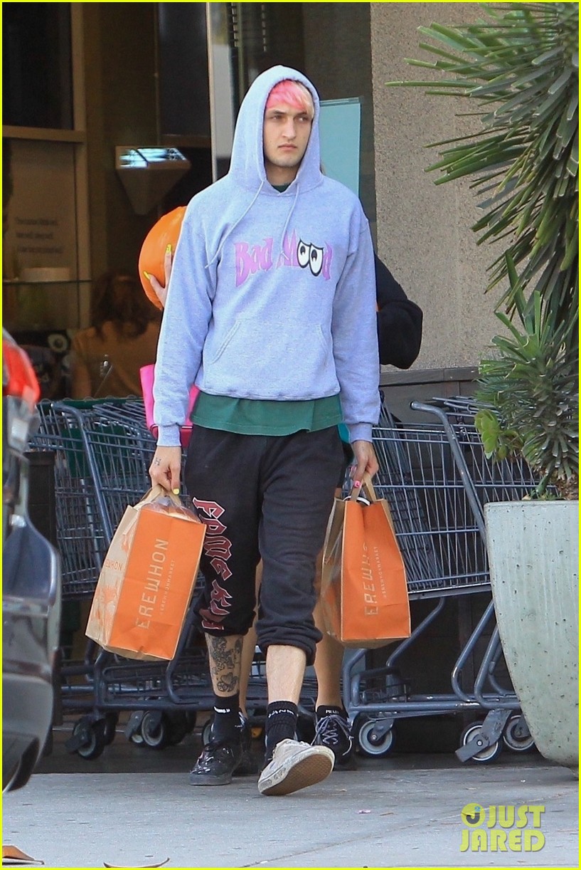 dua lipa anwar hadid stock up for halloween 03