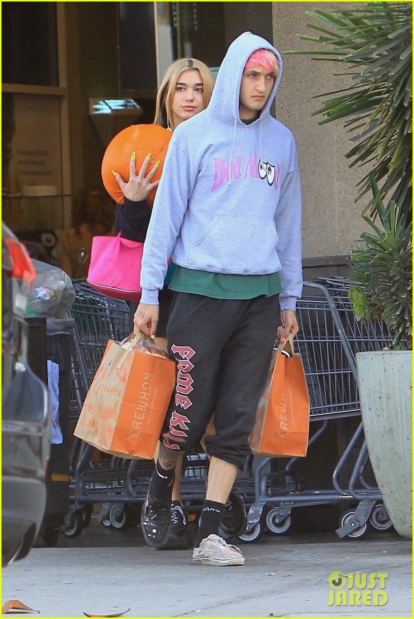 dua lipa anwar hadid stock up for halloween 05