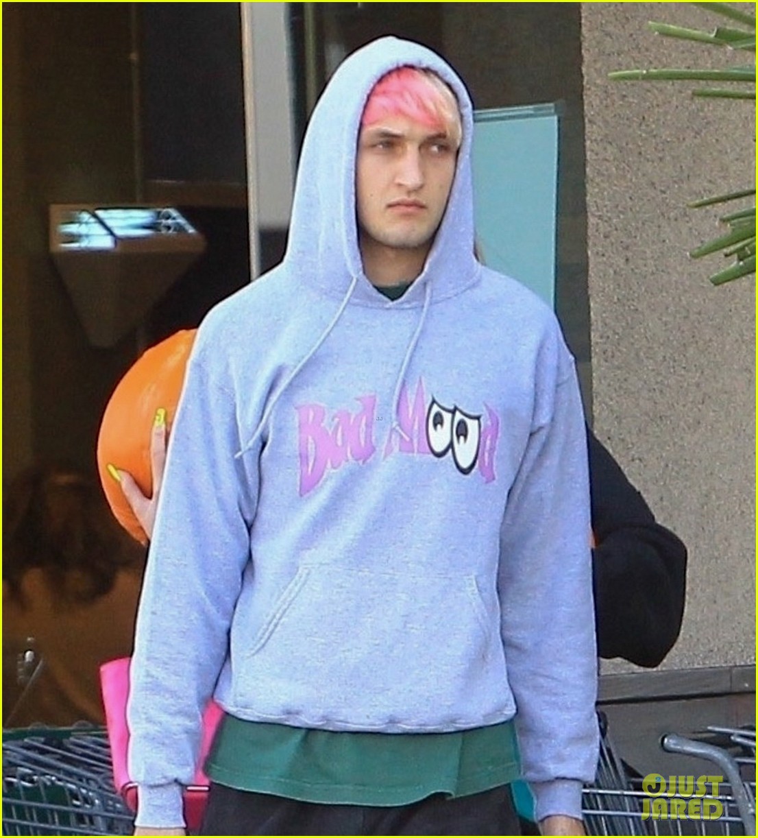 dua lipa anwar hadid stock up for halloween 06