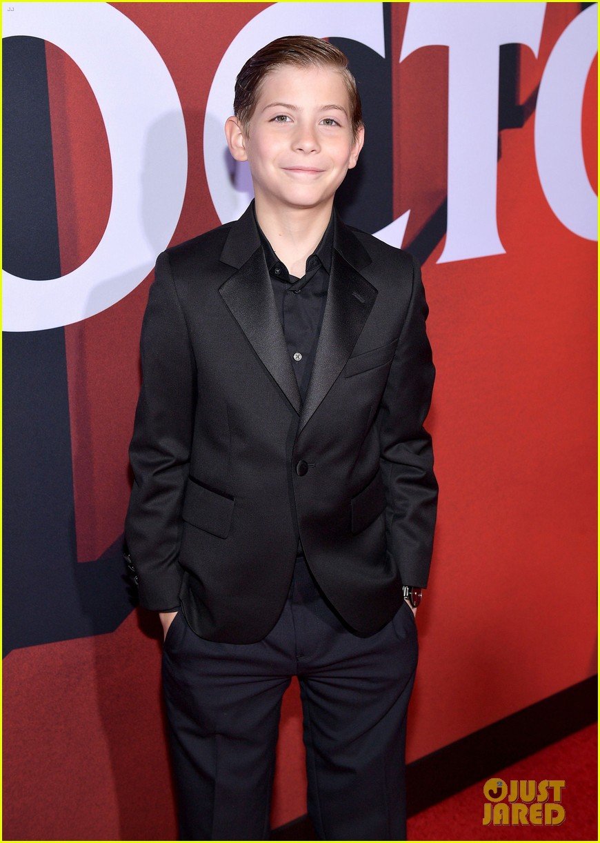emily alyn lind jacob tremblay step out for doctor sleep premiere 09