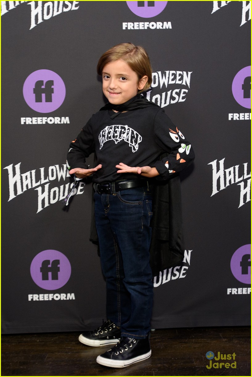 trevor jackson jordan buhat more celebs freeform halloween house 01