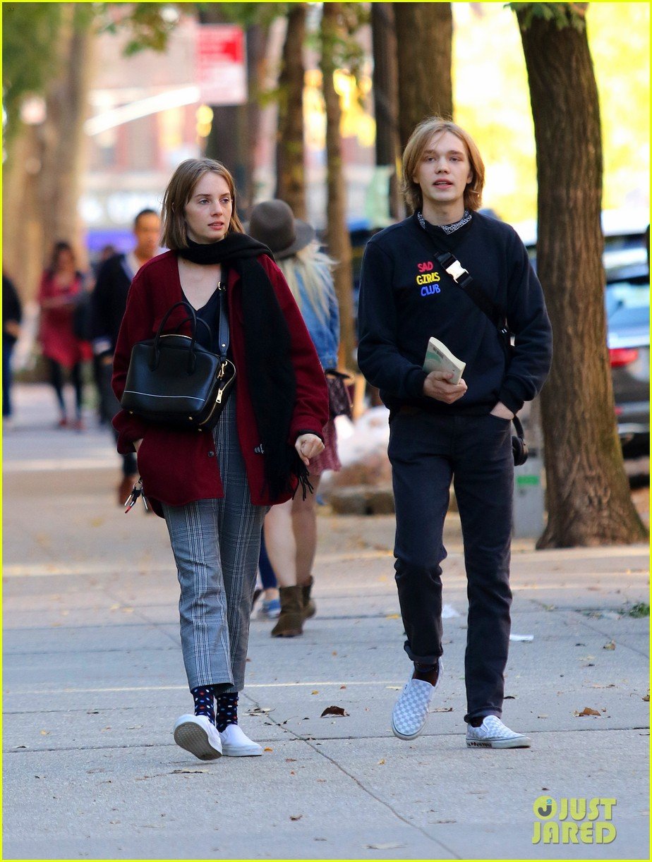 maya hawke charlie plummer hanging out 01