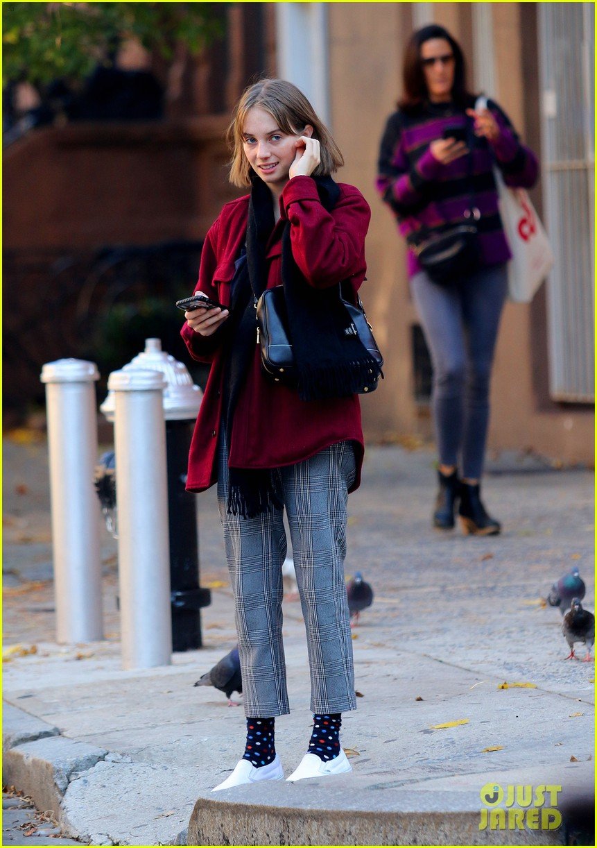 maya hawke charlie plummer hanging out 03