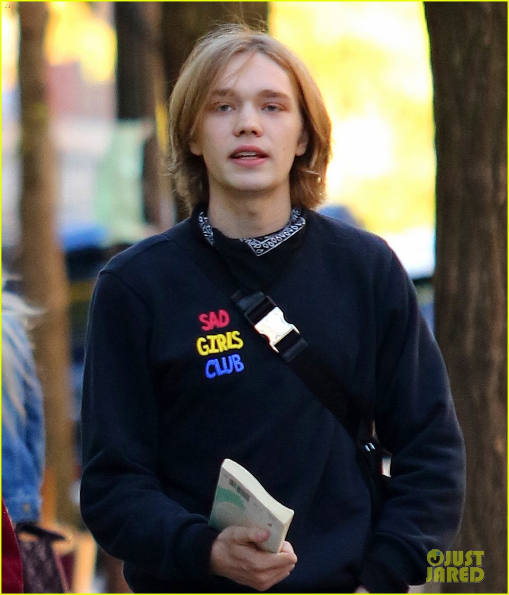 maya hawke charlie plummer hanging out 04