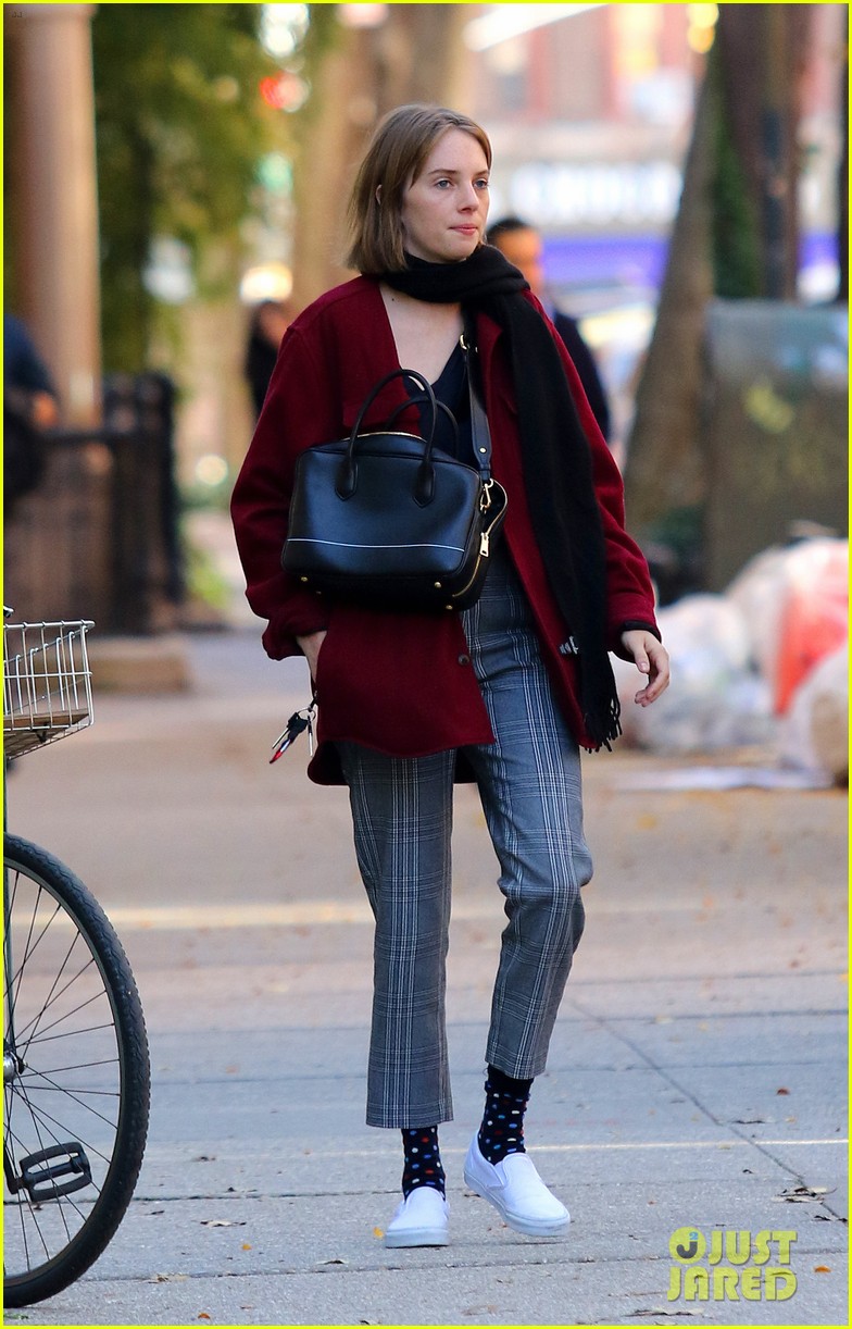 maya hawke charlie plummer hanging out 05