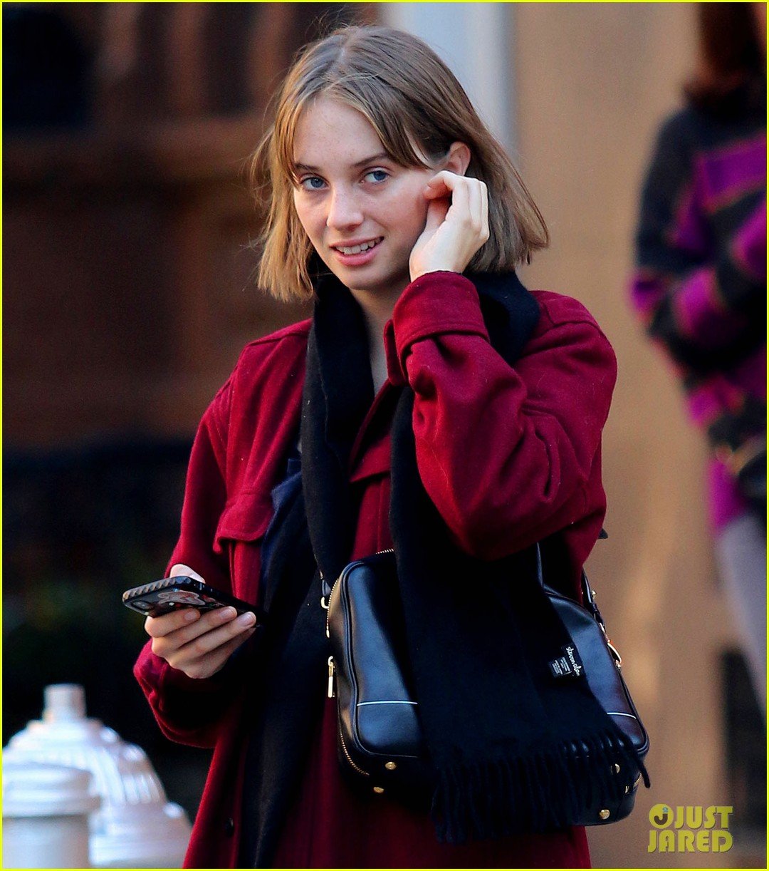 maya hawke charlie plummer hanging out 06