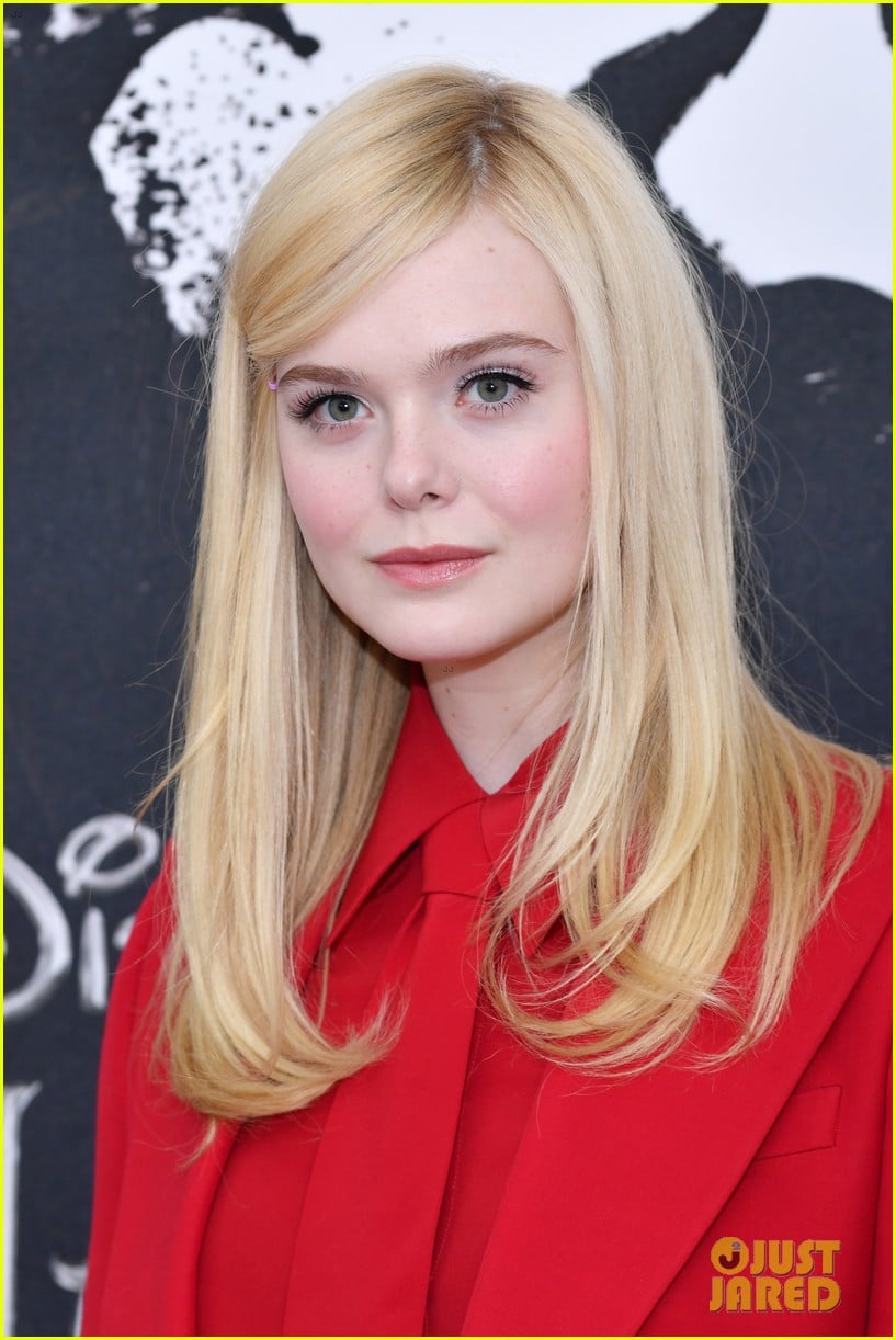 elle fanning angelina jolie maleficent photocall london 05