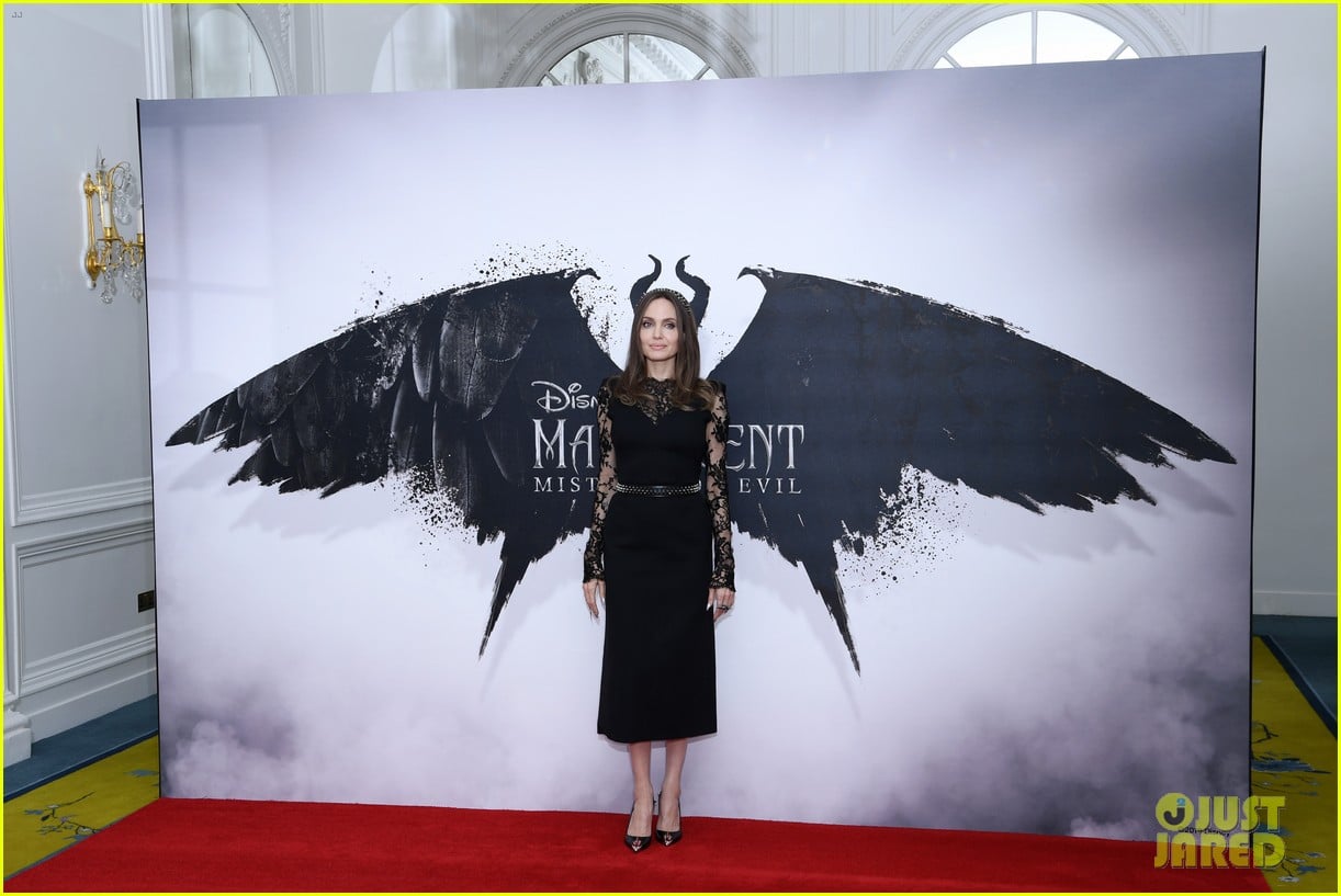 elle fanning angelina jolie maleficent photocall london 08