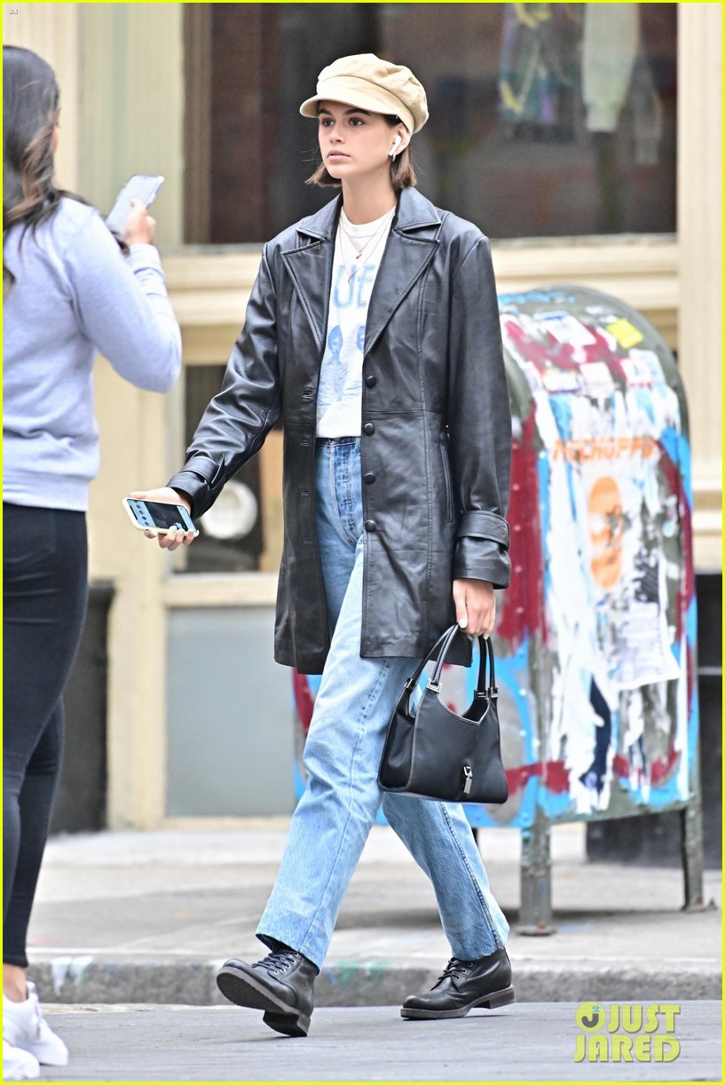 kaia gerber errands around nyc gym time 04