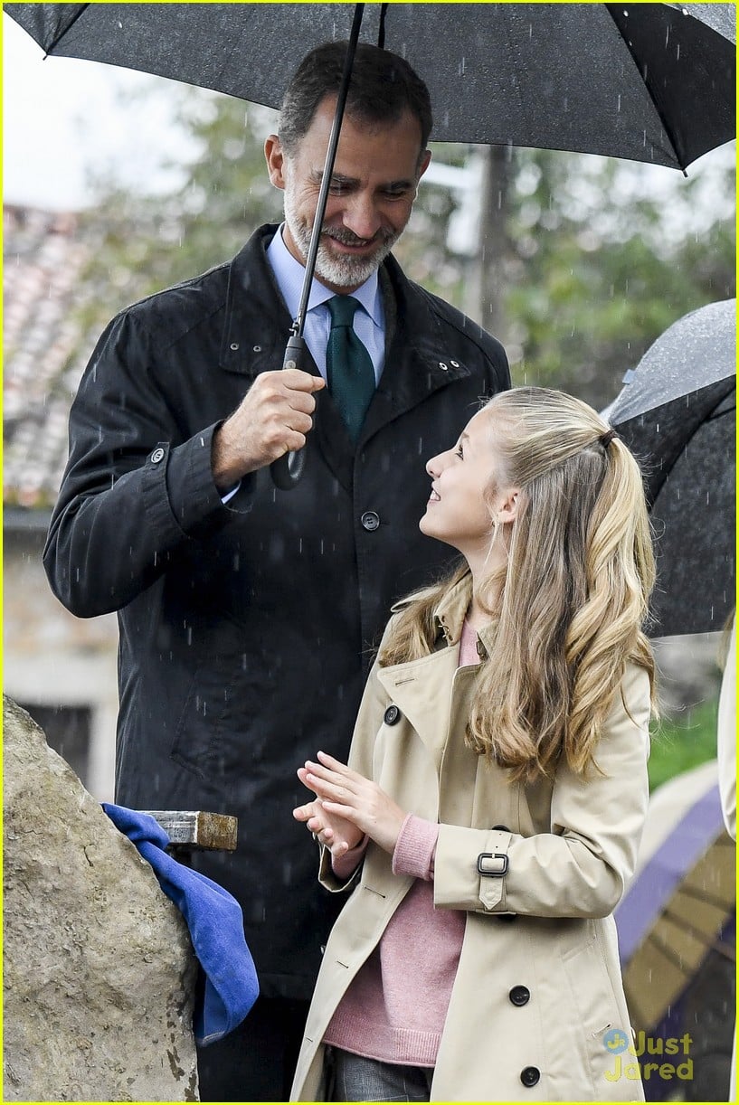 princess leonor hugs from sofia asiegu visit 02