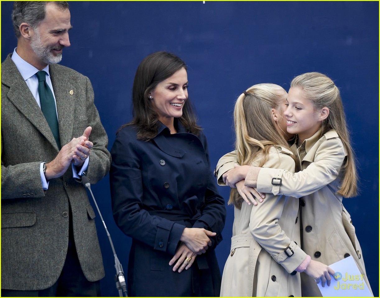 princess leonor hugs from sofia asiegu visit 04