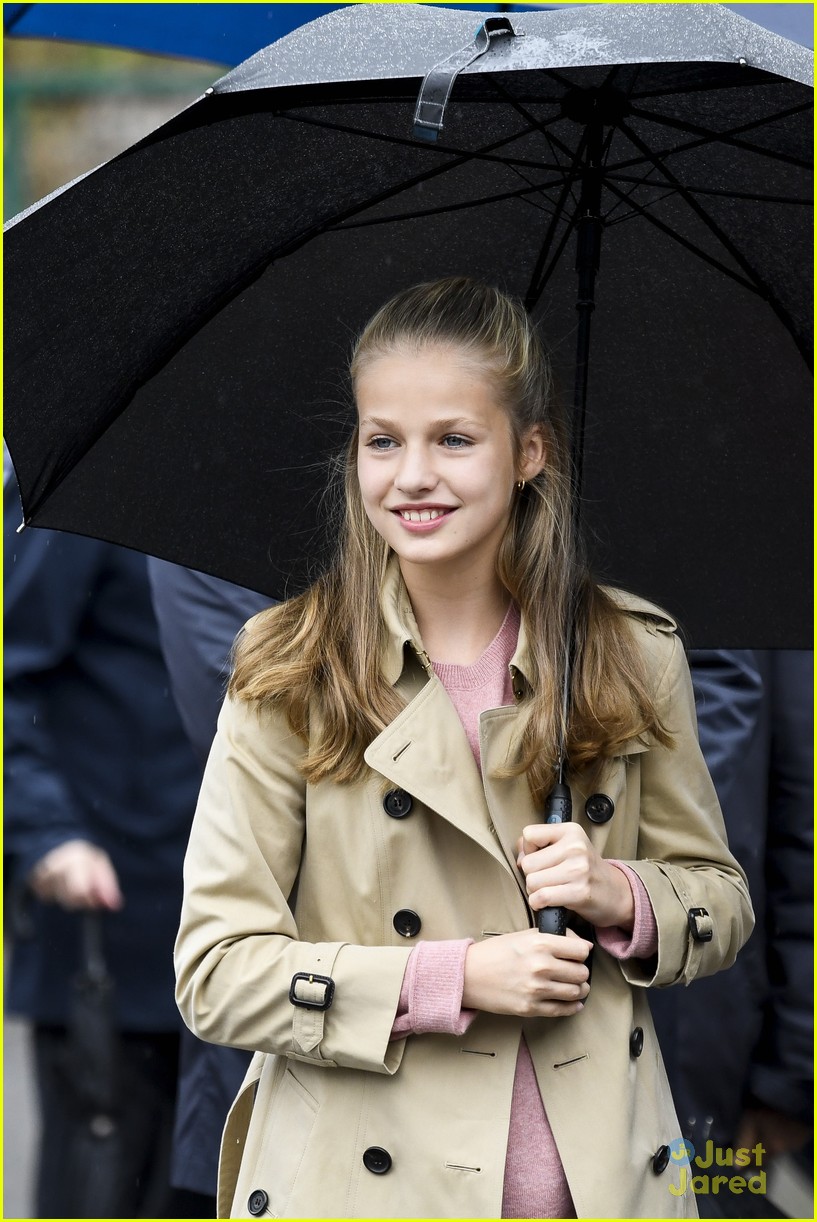 princess leonor hugs from sofia asiegu visit 07