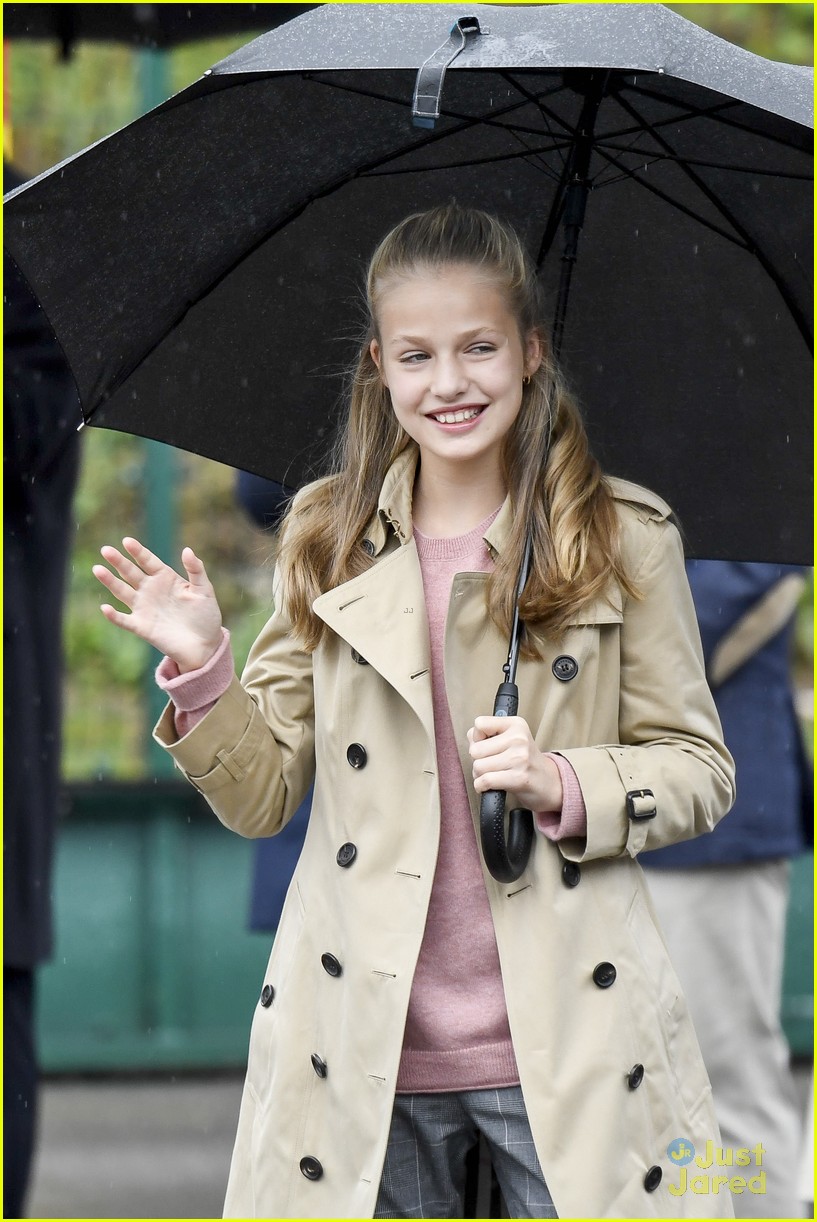 princess leonor hugs from sofia asiegu visit 08