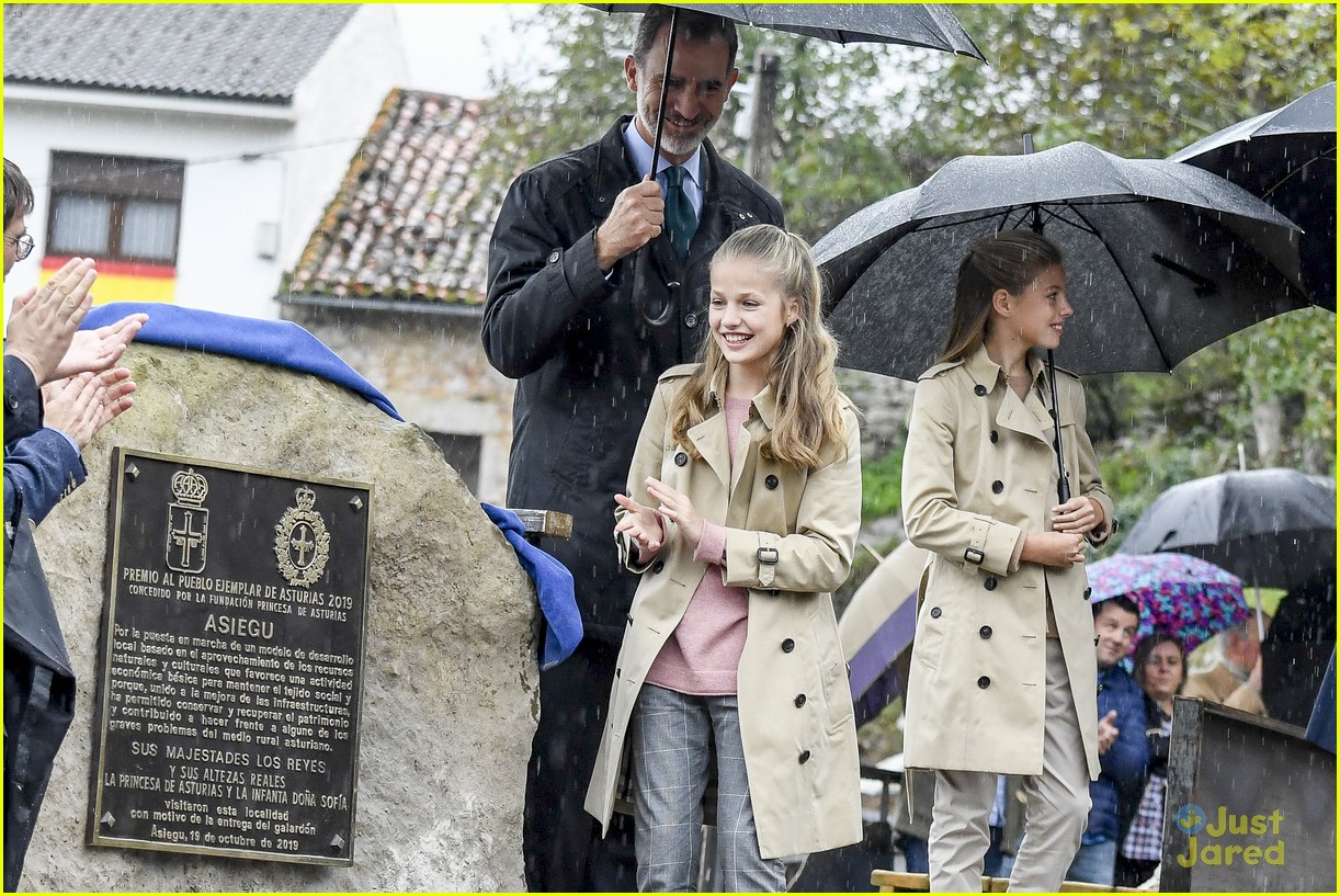 princess leonor hugs from sofia asiegu visit 09