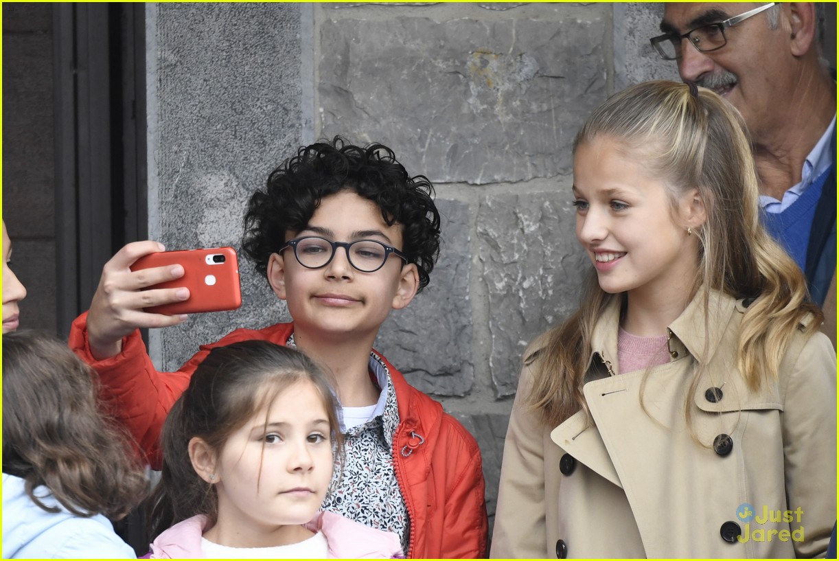 princess leonor hugs from sofia asiegu visit 14