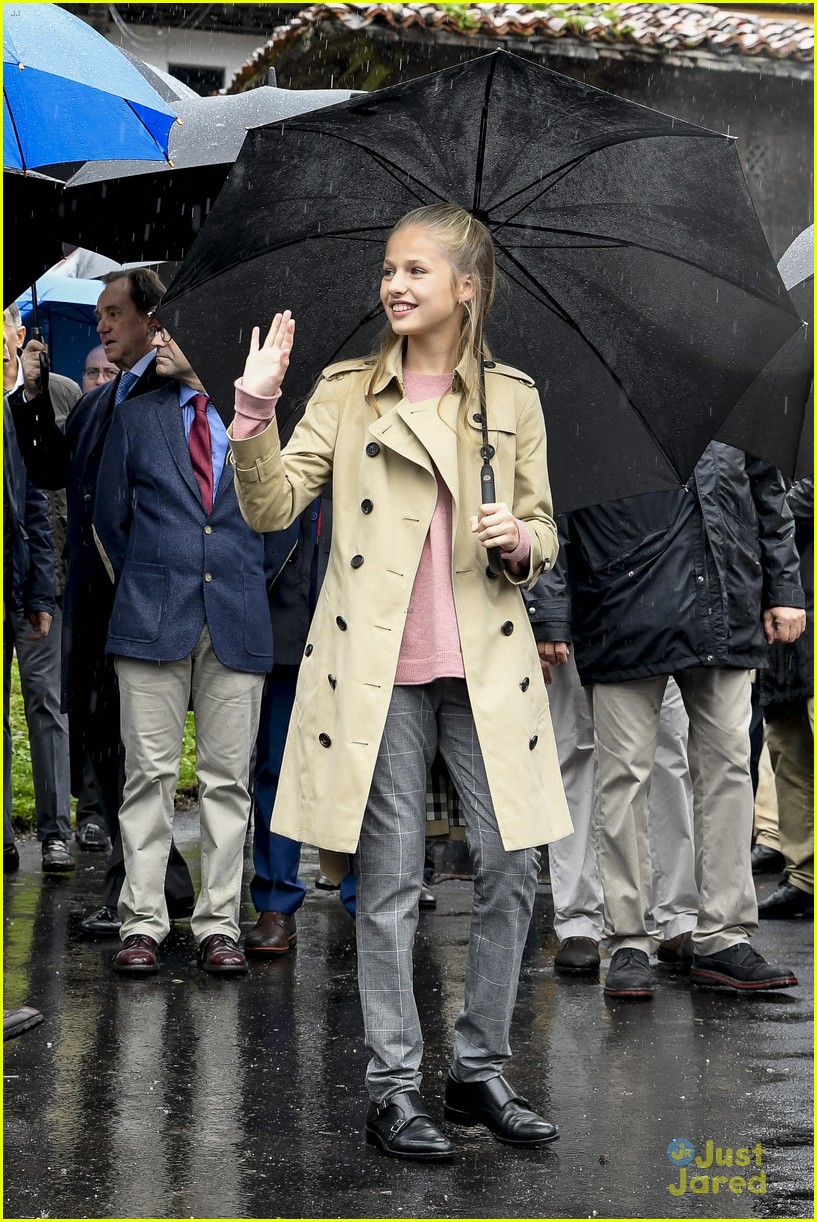 princess leonor hugs from sofia asiegu visit 19