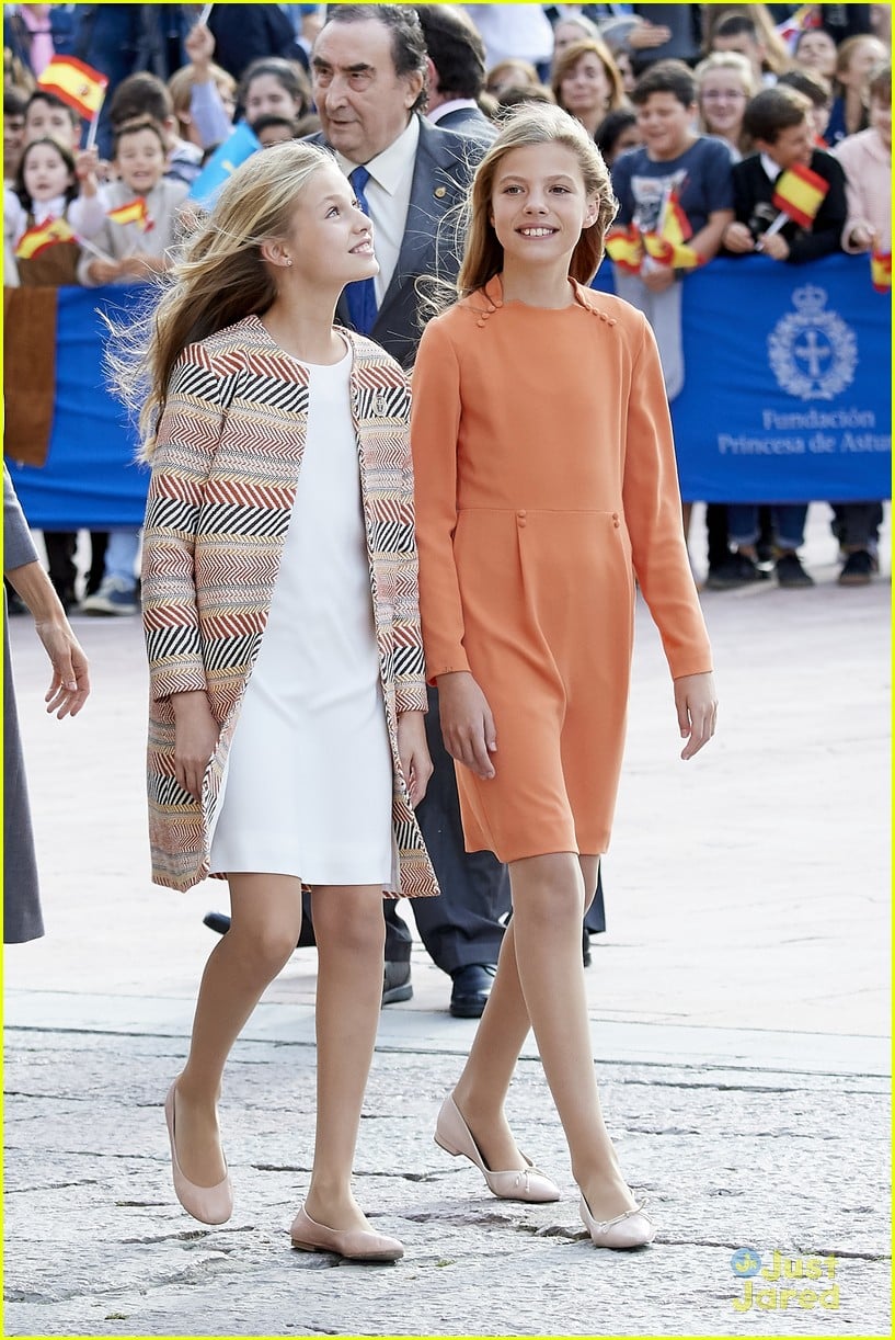 Princess Leonor & Princess Sofia of Spain Coordinate Their Outfits For  Oviedo Arrival: Photo 1267261 | Princess Leonor, Princess Sofia Pictures |  Just Jared Jr.