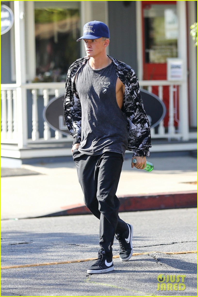 Cody Simpson Enjoys a Day Out in Los Angeles | Photo 1265560 - Photo ...