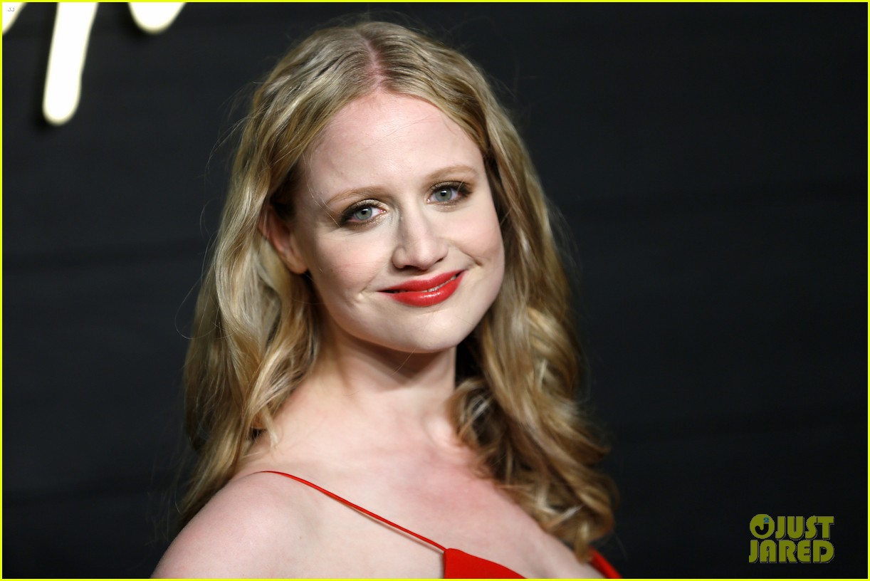 Hailee Steinfeld Looks Drop Dead Gorgeous at &lsquo;Dickinson&rsquo; NYC Premiere