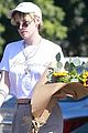 kristen stewart picks up a bouquet of sunflowers while out in la 03