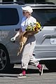kristen stewart picks up a bouquet of sunflowers while out in la 04