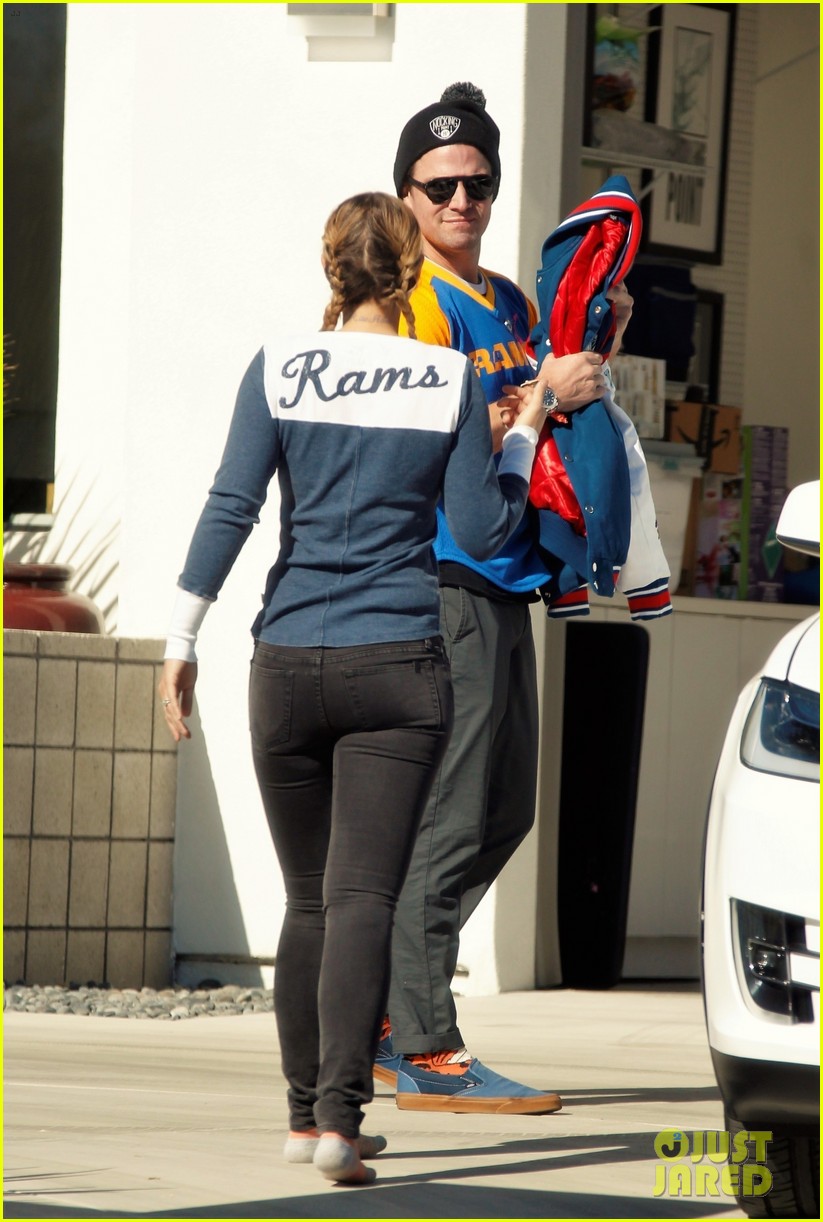 Stephen Amell & Wife Cassandra Jean Support the L.A. Rams!: Photo 1275358, Cassandra Jean, Stephen Amell Pictures