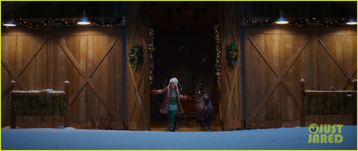 anna kendrick premieres new disney plus movie noelle 15