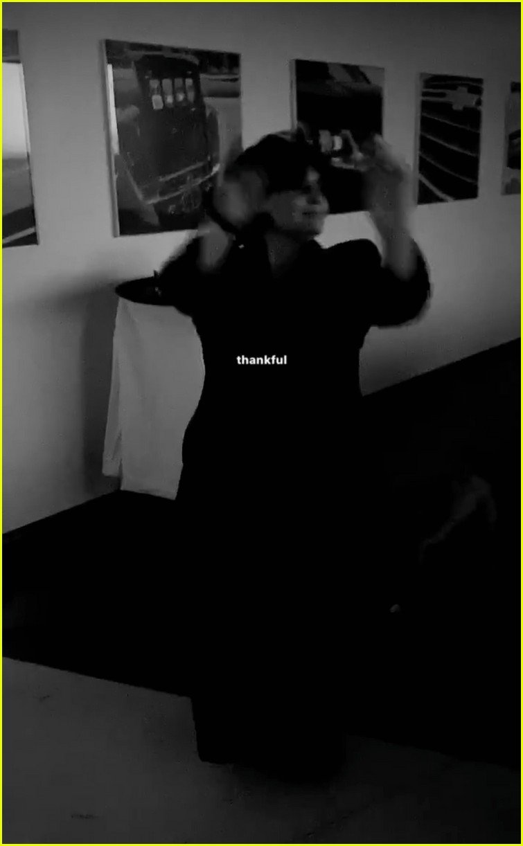 Ariana Grande Enjoys Thanksgiving with Both of Her Parents! Photo