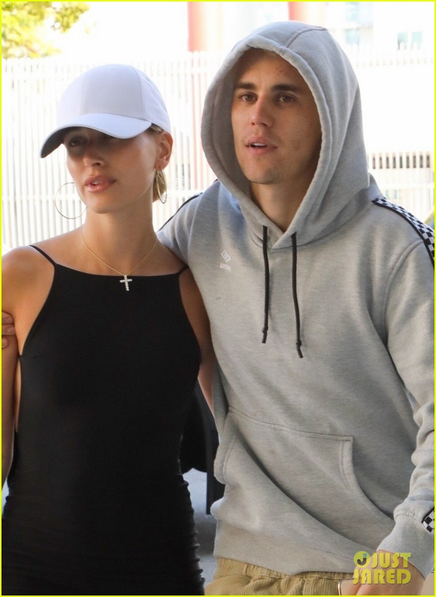 Justin Bieber Holds Hands With Wife Hailey As They Head To Lunch Photo 1276048 Photo Gallery