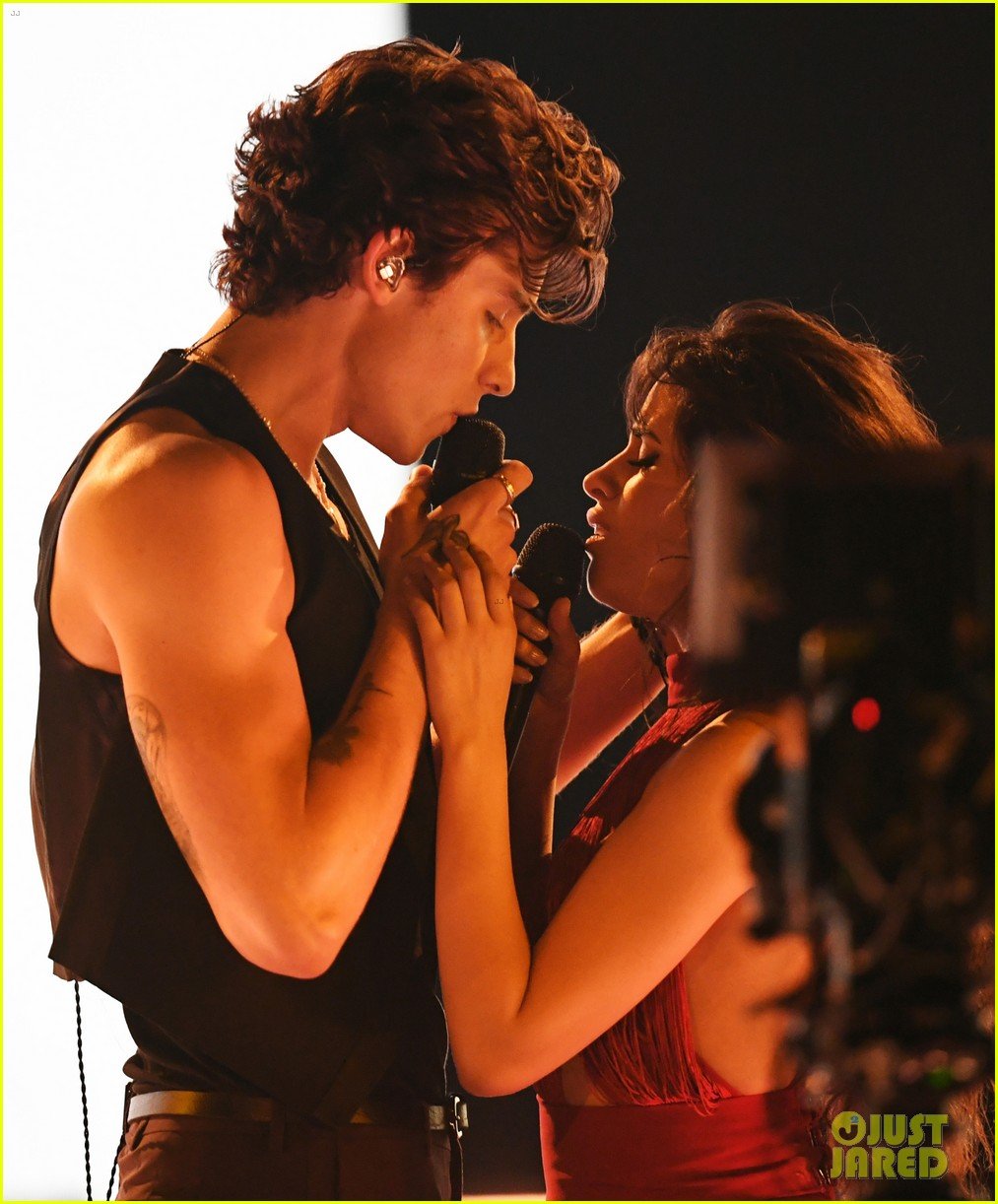 Watch Shawn Mendes Camila Cabello Perform Senorita Live At Amas 19 Video Photo 19 American Music Awards American Music Awards Camila Cabello Shawn Mendes Pictures Just Jared Jr