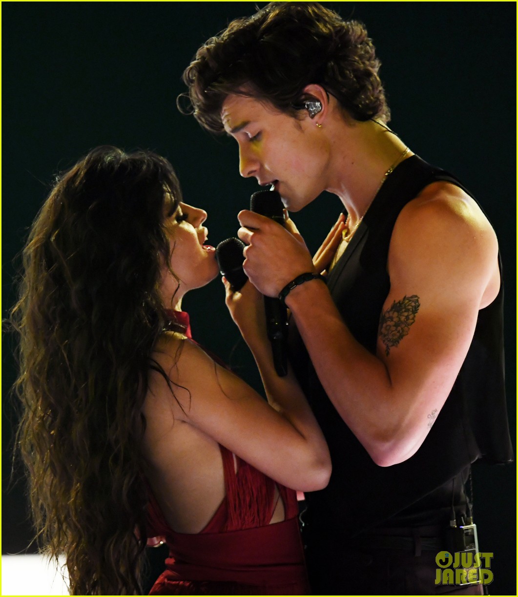 Watch Shawn Mendes Camila Cabello Perform Senorita Live At Amas 19 Video Photo 19 American Music Awards American Music Awards Camila Cabello Shawn Mendes Pictures Just Jared Jr