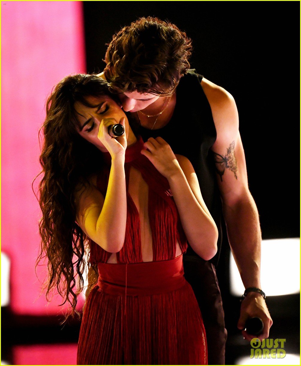 Watch Shawn Mendes And Camila Cabello Perform Senorita Live At Amas 2019 Video Photo 1274928