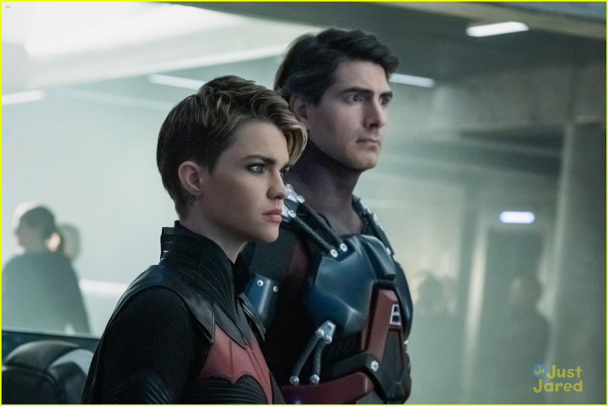 The First Pics From 'Crisis on Infinite Earths' Are Here! | Photo