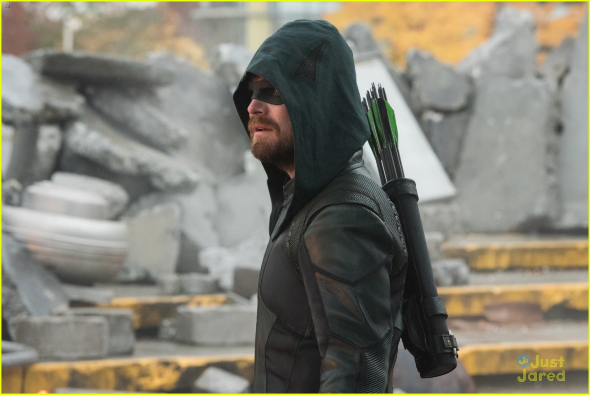 The First Pics From 'Crisis on Infinite Earths' Are Here! | Photo