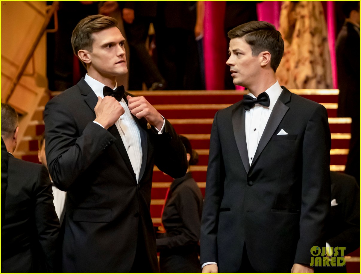 there were quite a few james bond jokes cut from tonights episode of the flash 12