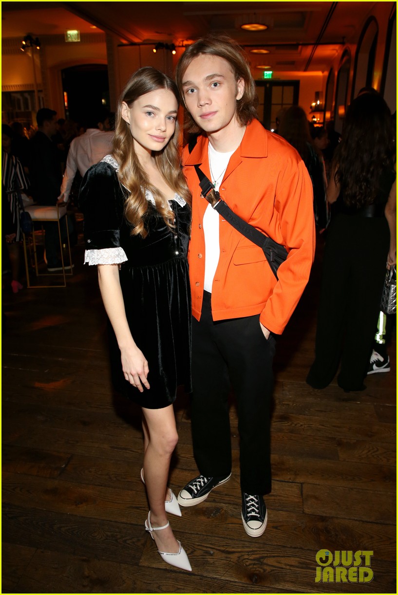 joey king elsie fisher alaska stars more hulu holiday party 01