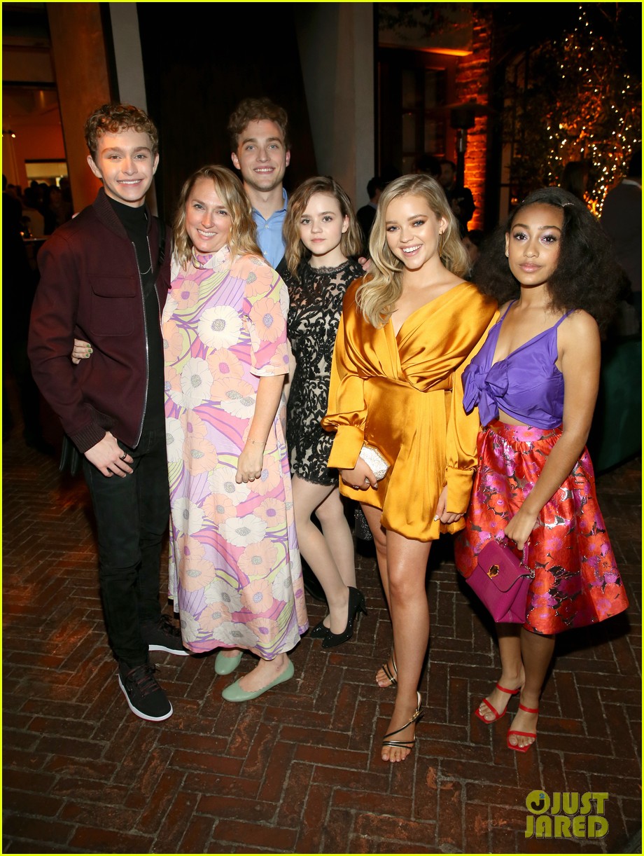 joey king elsie fisher alaska stars more hulu holiday party 02