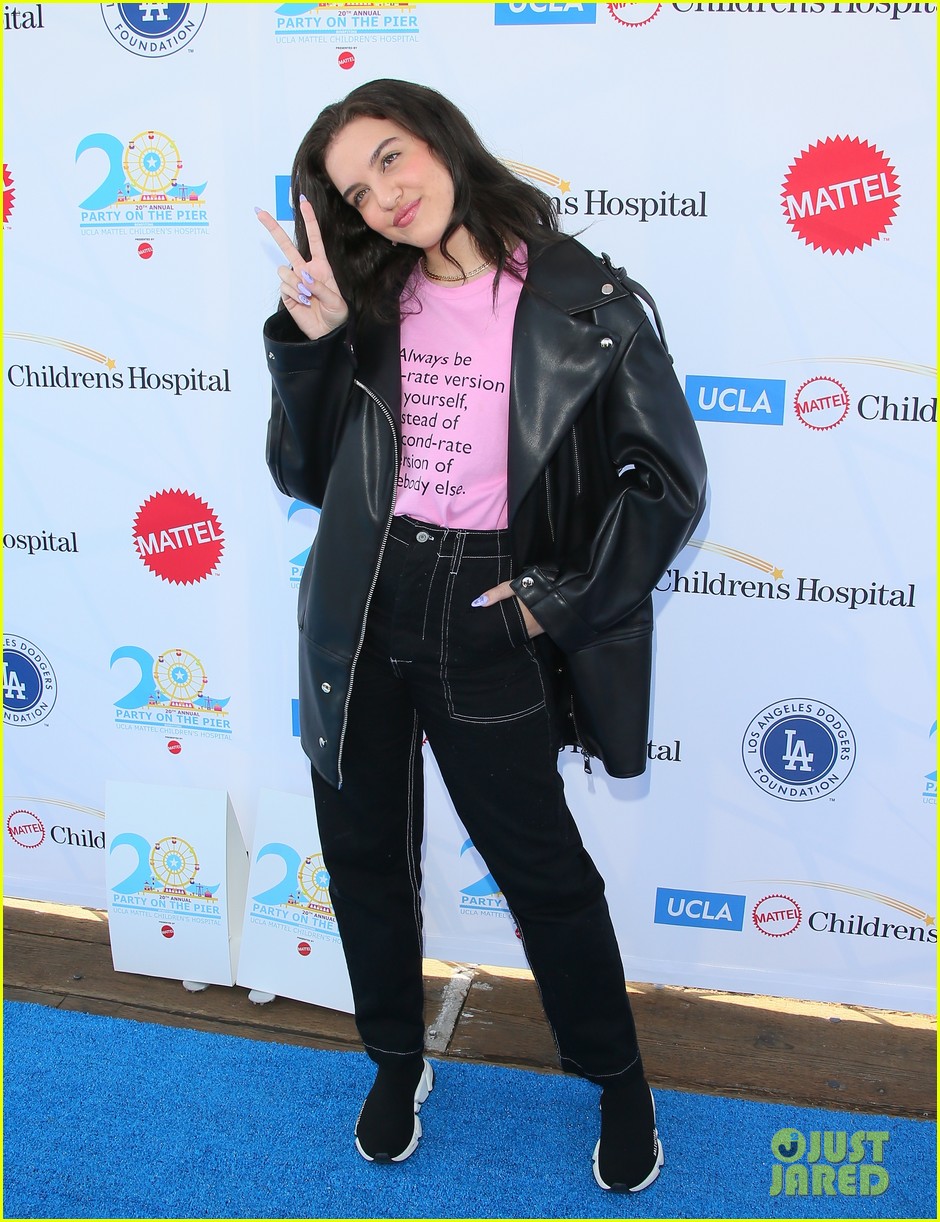isaak presley kenzie ziegler couple up at ucla party on the pier 04