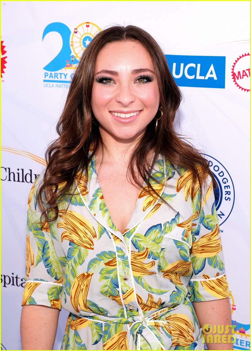 isaak presley kenzie ziegler couple up at ucla party on the pier 09