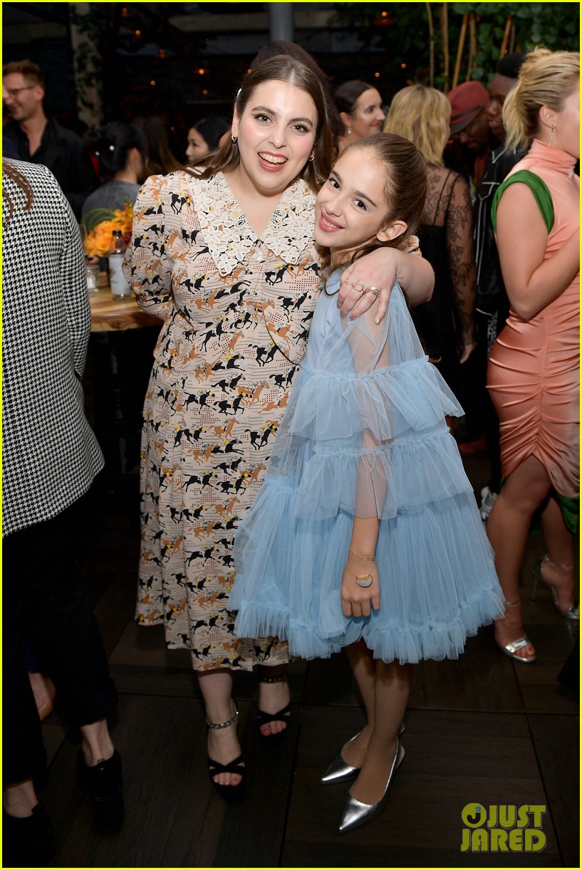 joey king florence pugh kaitlyn dever hfpa party 01