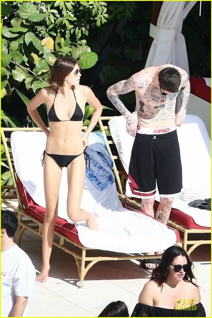 kaia gerber pete davidson kiss poolside in miami 029