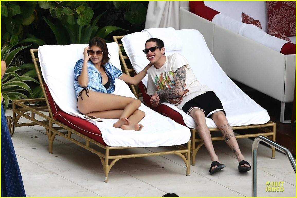 kaia gerber pete davidson kiss poolside in miami 078