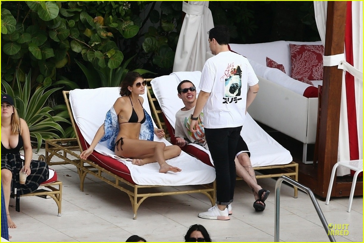 kaia gerber pete davidson kiss poolside in miami 079