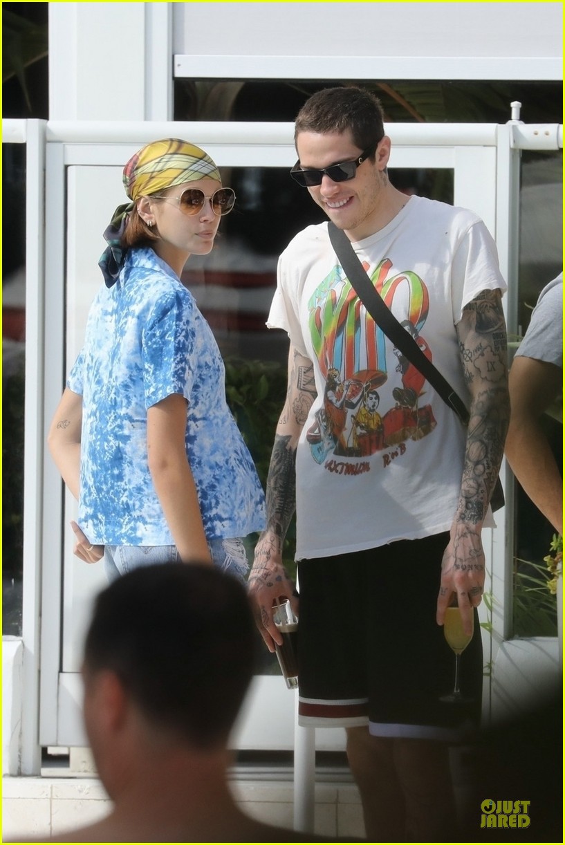 kaia gerber pete davidson kiss poolside in miami 122